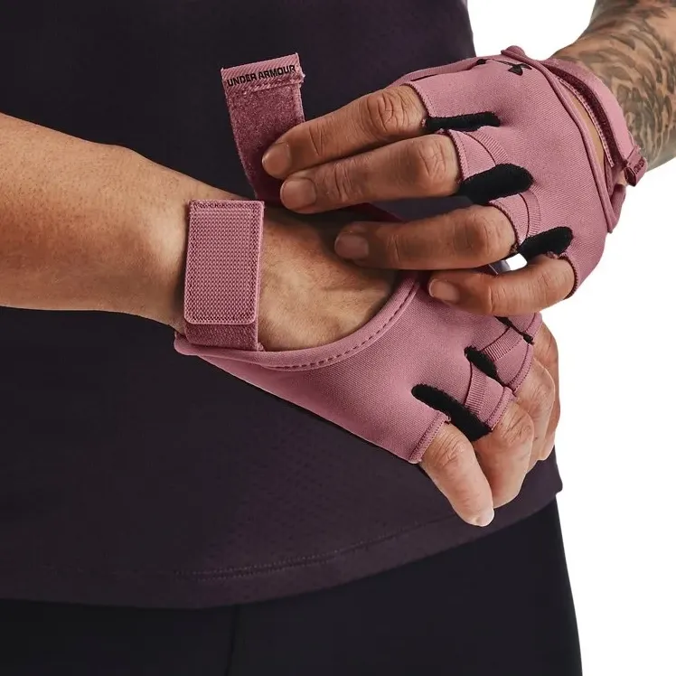 Luva feminina Under Armour rosa modelo UA-C-1377798-697 vista frontal em uso